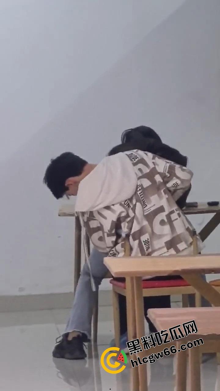 00后大学生太敢了，大学商店旁边直接开干，女的一骑到底爽叫连连，同学边吃瓜边看LIVE！-12