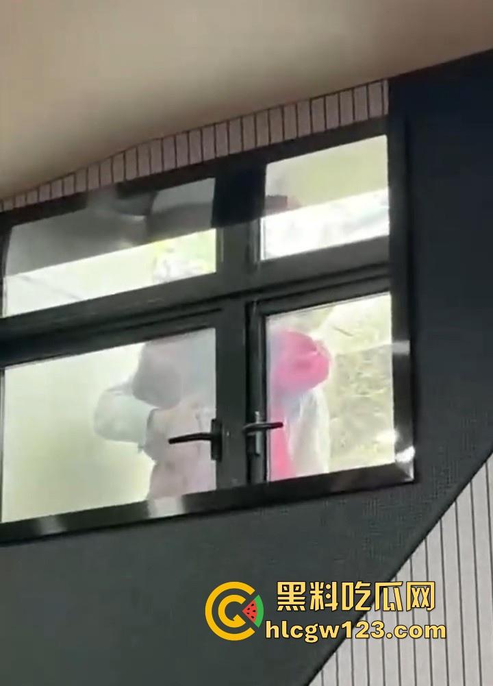 长沙师范大学学生情侣激情乱搞 别人在上大课 俩人就在窗户外乱搞 直接来现场直播 你让老师情何以堪啊！-4