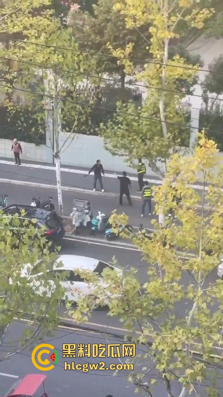 横惯了也有栽跟头的时候 合肥锦绣校区城管赶小贩 结果被小贩一刀放倒！-4
