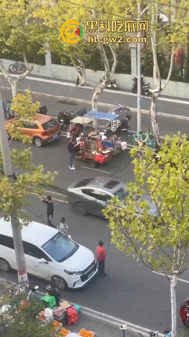 横惯了也有栽跟头的时候 合肥锦绣校区城管赶小贩 结果被小贩一刀放倒！-5
