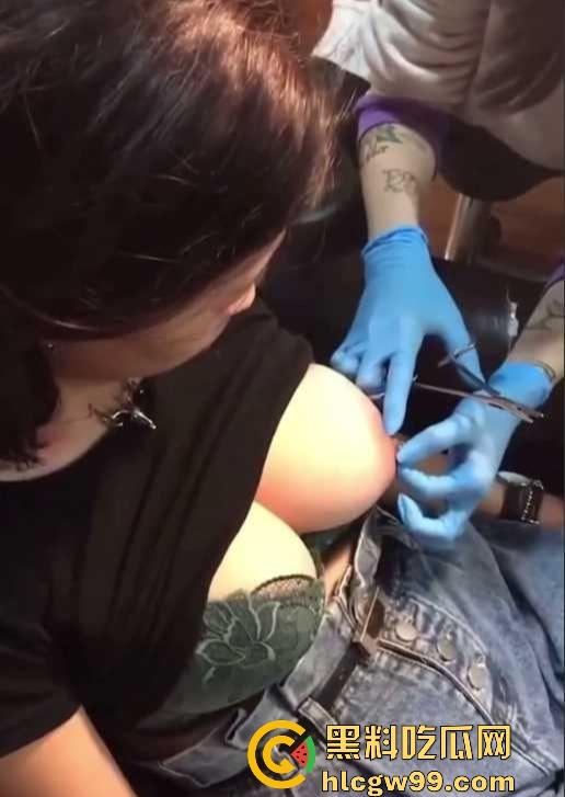 猎奇福利，巨乳少女直播打乳钉，又白又大又圆大白奶被钢针穿透，巨乳被钢针刺穿全程不喊痛，画面让人上头！-8