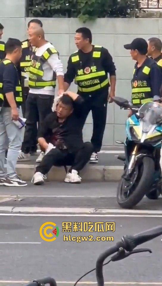 横惯了也有栽跟头的时候 合肥锦绣校区城管赶小贩 结果被小贩一刀放倒！-11
