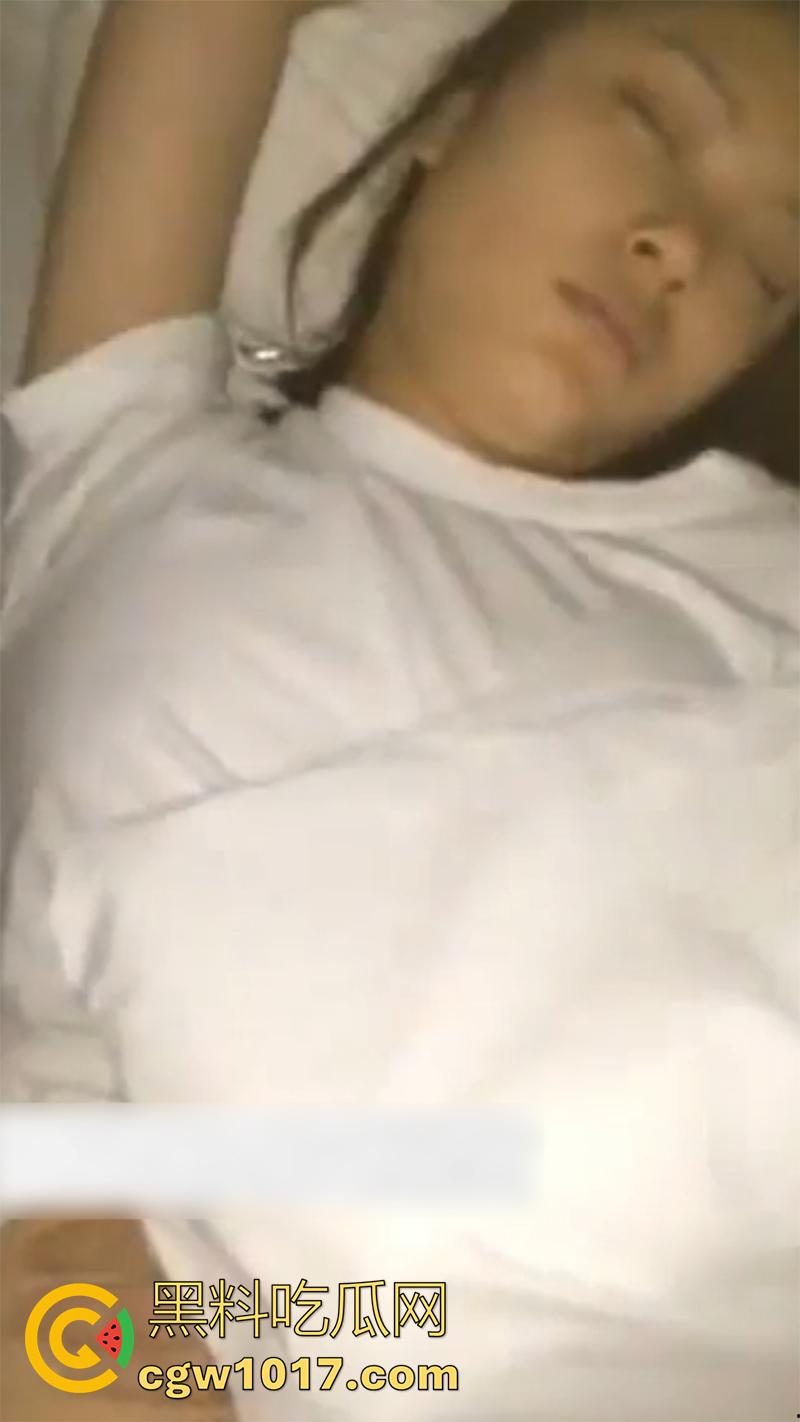 下药迷奸兄弟漂亮女友，惦记很久终于得到机会，带到酒店肆意蹂躏，爆操黑穴最后还射嘴里，太变态了！-1