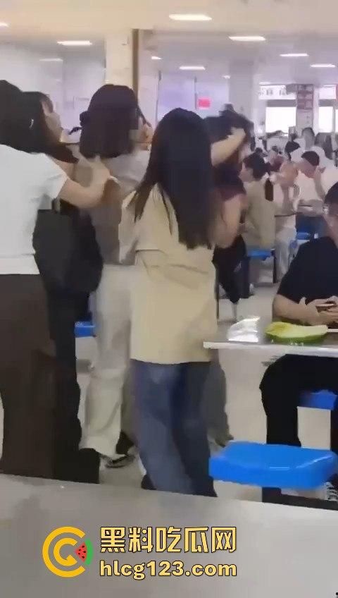 长沙大学食堂撕逼大戏！学姐内衣都被扯了，旁边人继续低头吃饭真心稳！-8