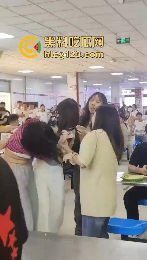 长沙大学食堂撕逼大戏！学姐内衣都被扯了，旁边人继续低头吃饭真心稳！-9