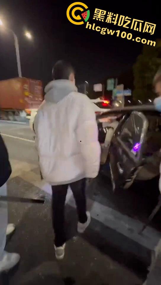 真人版罪恶都市！大马路沦为“死亡角斗场”，仇家飙车怒撞，一米多长“索命”刀狂舞-1