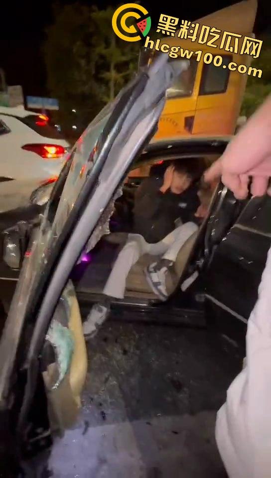 真人版罪恶都市！大马路沦为“死亡角斗场”，仇家飙车怒撞，一米多长“索命”刀狂舞-3