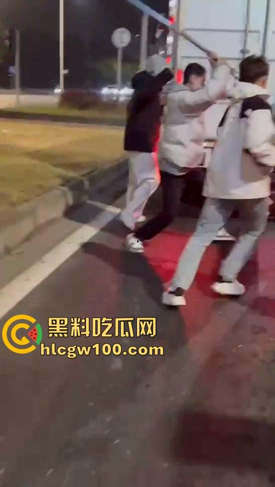 真人版罪恶都市！大马路沦为“死亡角斗场”，仇家飙车怒撞，一米多长“索命”刀狂舞-4