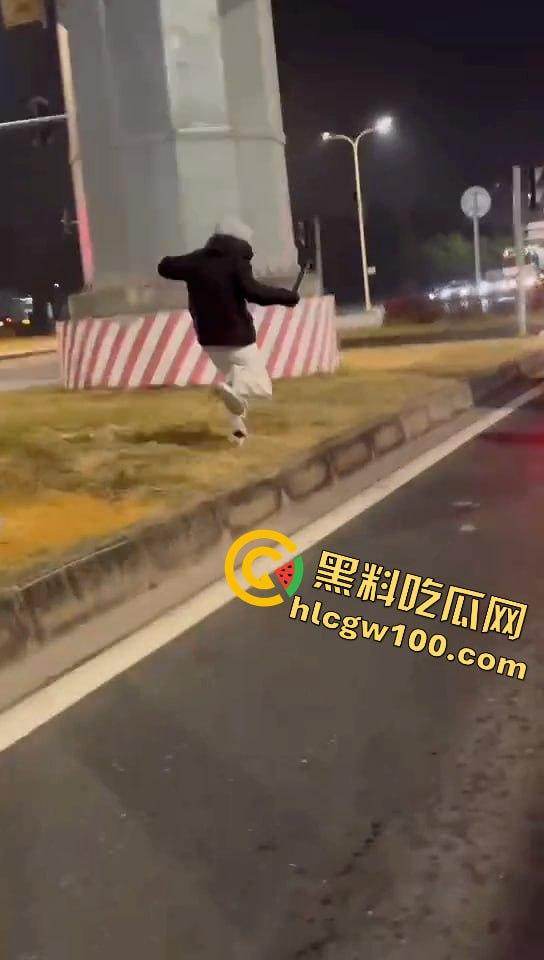 真人版罪恶都市！大马路沦为“死亡角斗场”，仇家飙车怒撞，一米多长“索命”刀狂舞-5