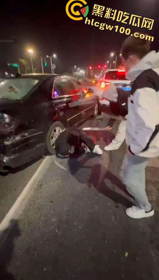 真人版罪恶都市！大马路沦为“死亡角斗场”，仇家飙车怒撞，一米多长“索命”刀狂舞-7