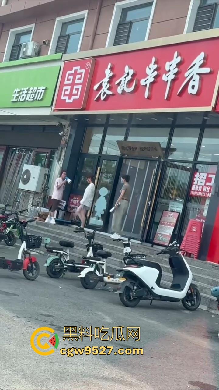 抖音热搜！唐山鸦鸿桥袁记串串香出轨事件曝光，老板娘出轨有妇之夫，被贴大字报全城派送，脸逼看得清清楚楚！-10