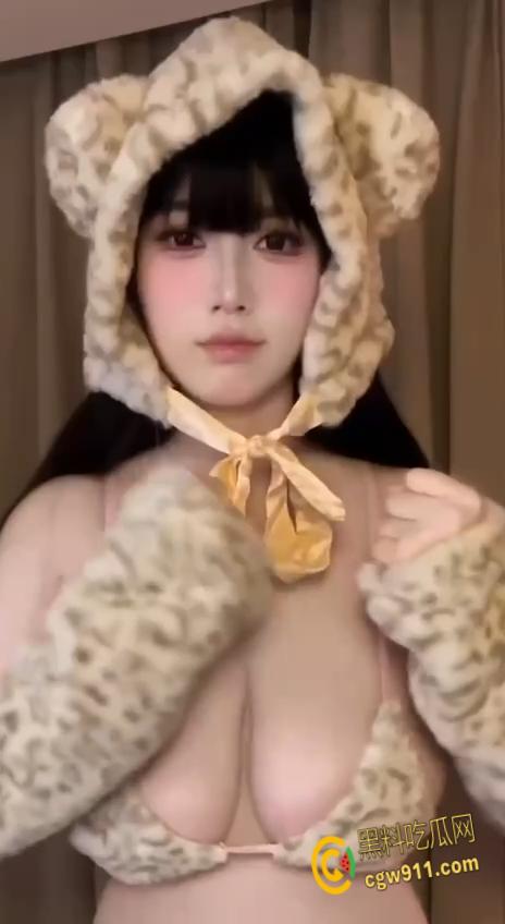 抖音高颜值网红【苏苏是猪猪】，绝美脸蛋火辣身材E奶丰乳，金主定制骚舞福利，这奶子打个奶炮不知道有多过瘾！-6