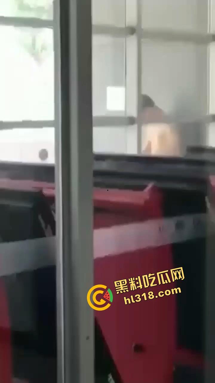 00后大学生野战癖有多重？北邮00后脱光打野战，隔壁在打球，他们在那操地面湿成水塘还意犹未尽！-6