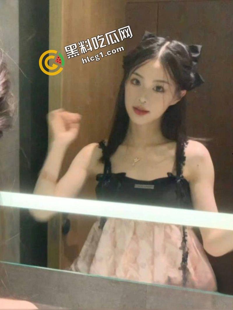 广西艺术学院女大学生『邓乐颖』黑逼带粉 与男友玩SM 视频流出-1