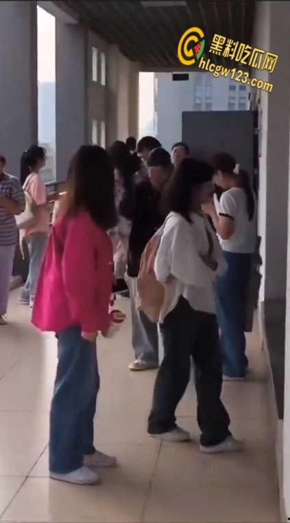 武汉工程大学女生带上老妈，跨越一千多公里直奔教室，手撕渣男为爱冲锋的女勇士！-1