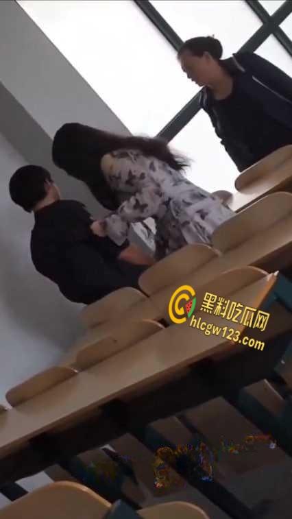 武汉工程大学女生带上老妈，跨越一千多公里直奔教室，手撕渣男为爱冲锋的女勇士！-3