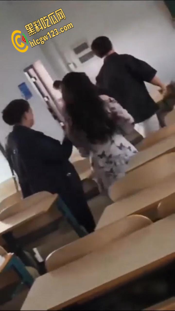 武汉工程大学女生带上老妈，跨越一千多公里直奔教室，手撕渣男为爱冲锋的女勇士！-6