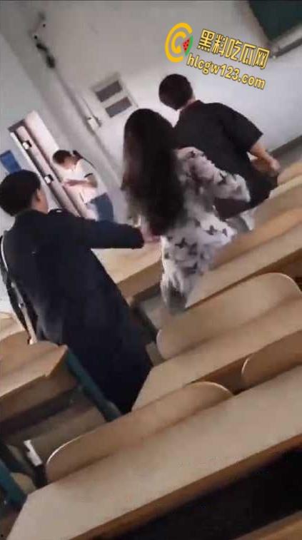 武汉工程大学女生带上老妈，跨越一千多公里直奔教室，手撕渣男为爱冲锋的女勇士！-7