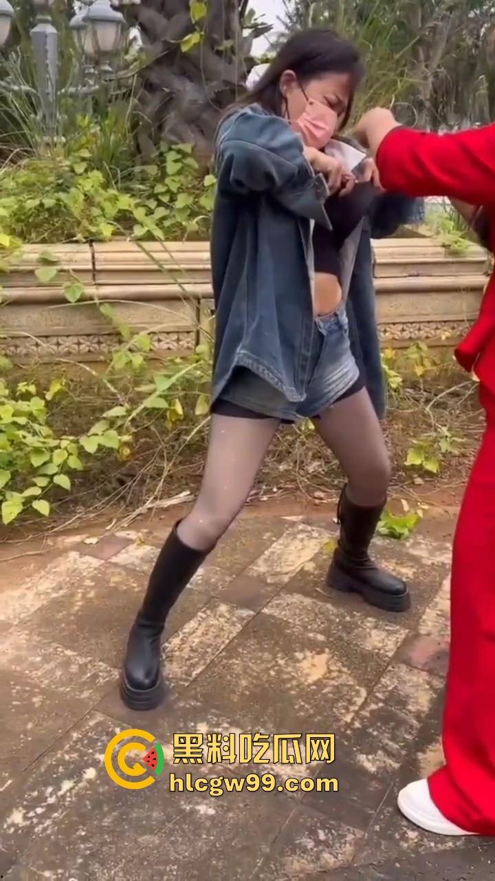 有见过鞭炮炸奶的吗？广西表妹为流量不惜亲身上演，隔着屏幕都觉得疼，内容炸烈！-8