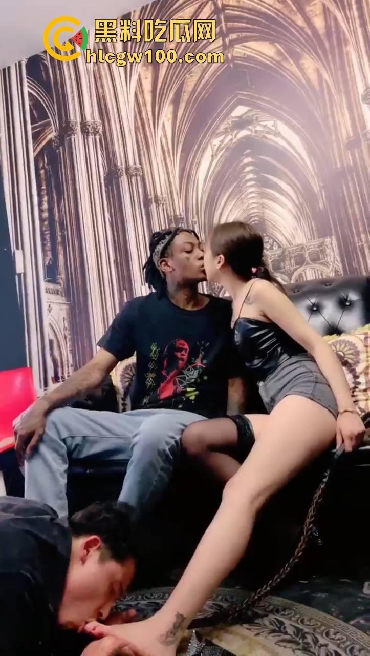 广州媚黑绿帽奴的重口癖好，吐口水吃口水还玩绿奴，哥们这是脑子坏了？这种操作艾滋都要谢谢你了！-1
