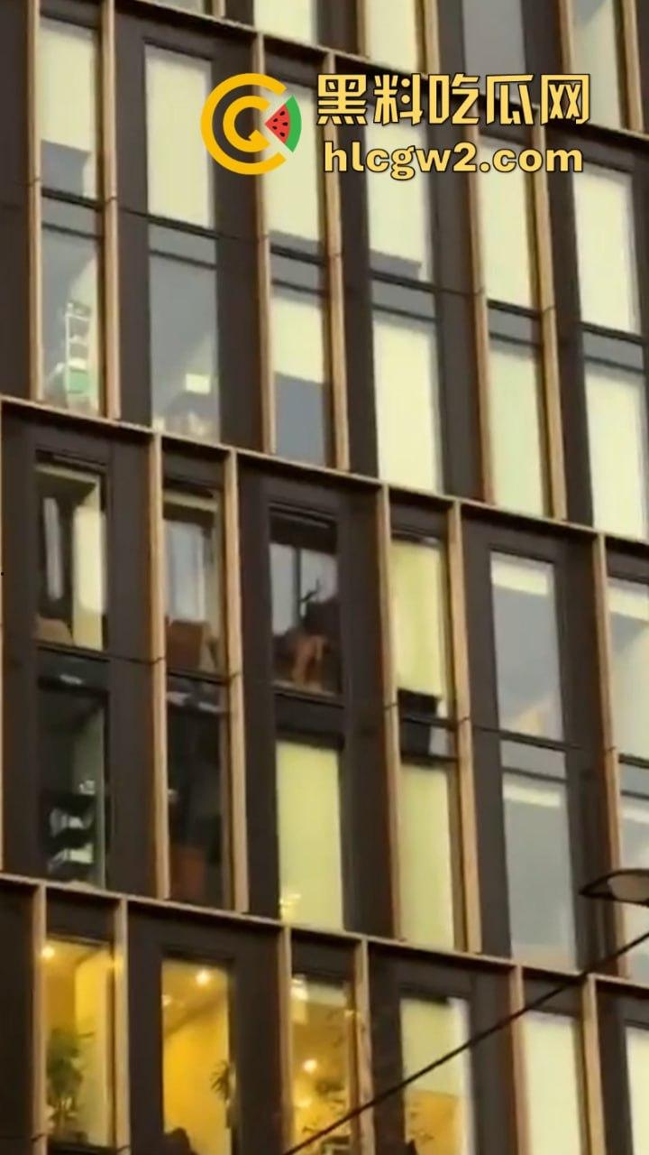 前有利兹vita 今有伯明翰moda 大白天情侣做爱没拉窗帘被路人围观 故意的找刺激是吧！-10