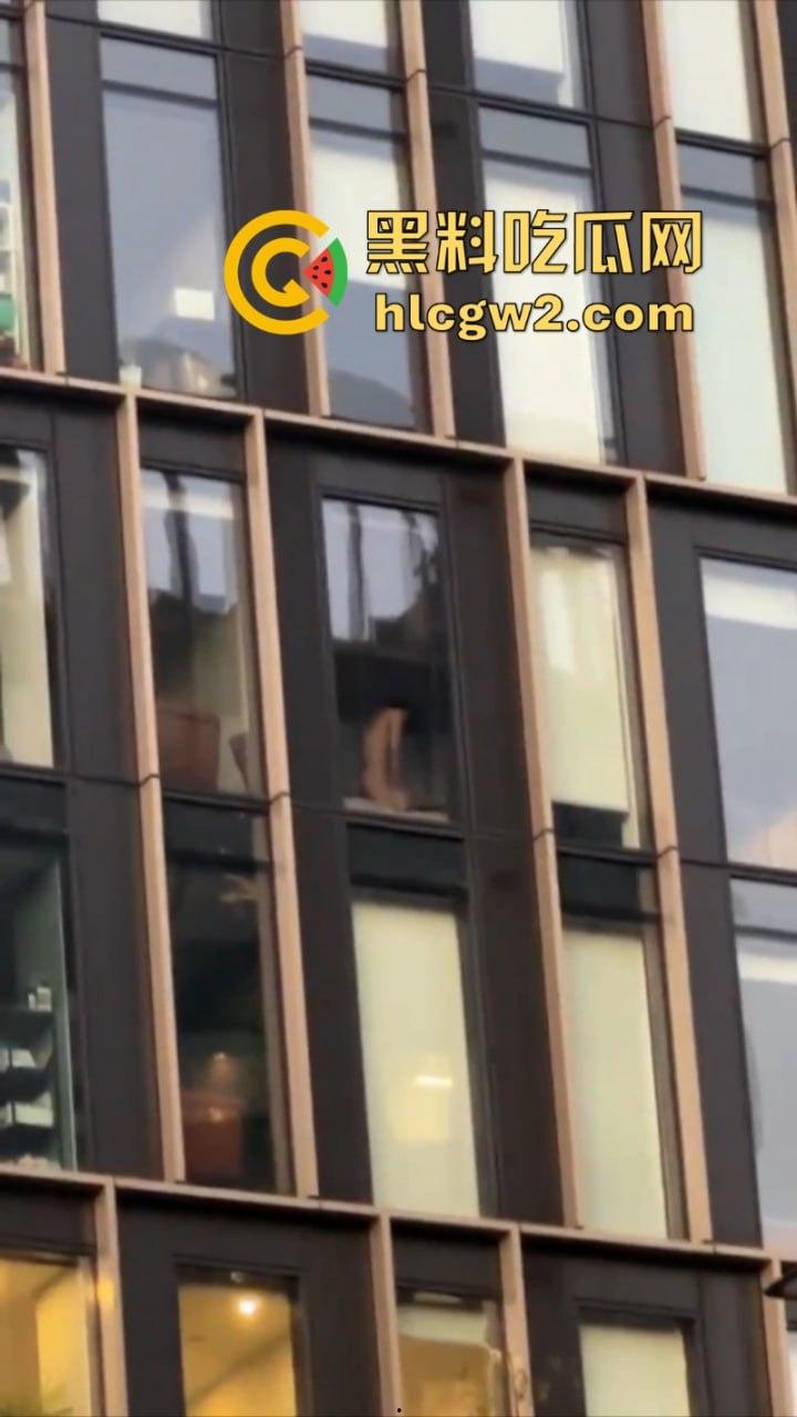 前有利兹vita 今有伯明翰moda 大白天情侣做爱没拉窗帘被路人围观 故意的找刺激是吧！-11