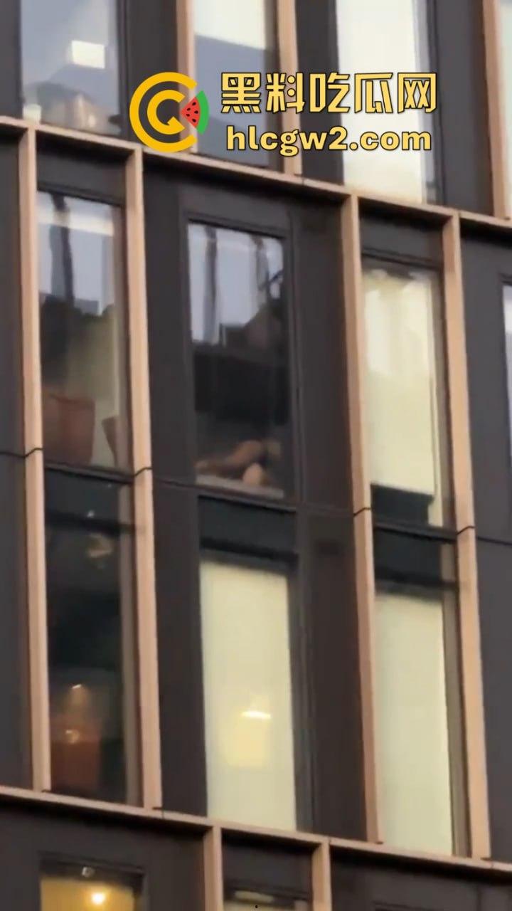 前有利兹vita 今有伯明翰moda 大白天情侣做爱没拉窗帘被路人围观 故意的找刺激是吧！-12