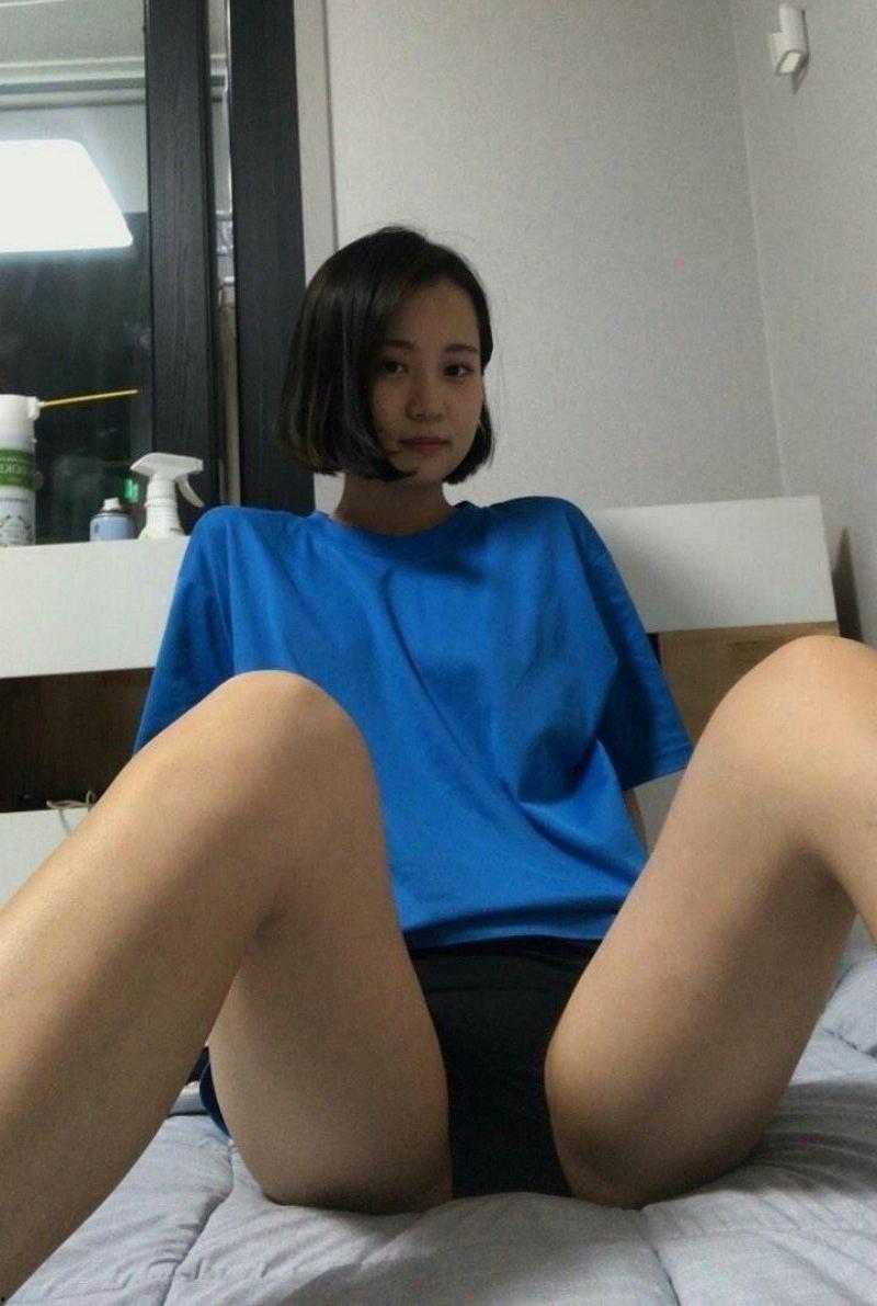 广州理工大学大二短发母狗【李梦伊】遭渣男PUA 脸穴同框视频曝光，反差感爆棚！-1