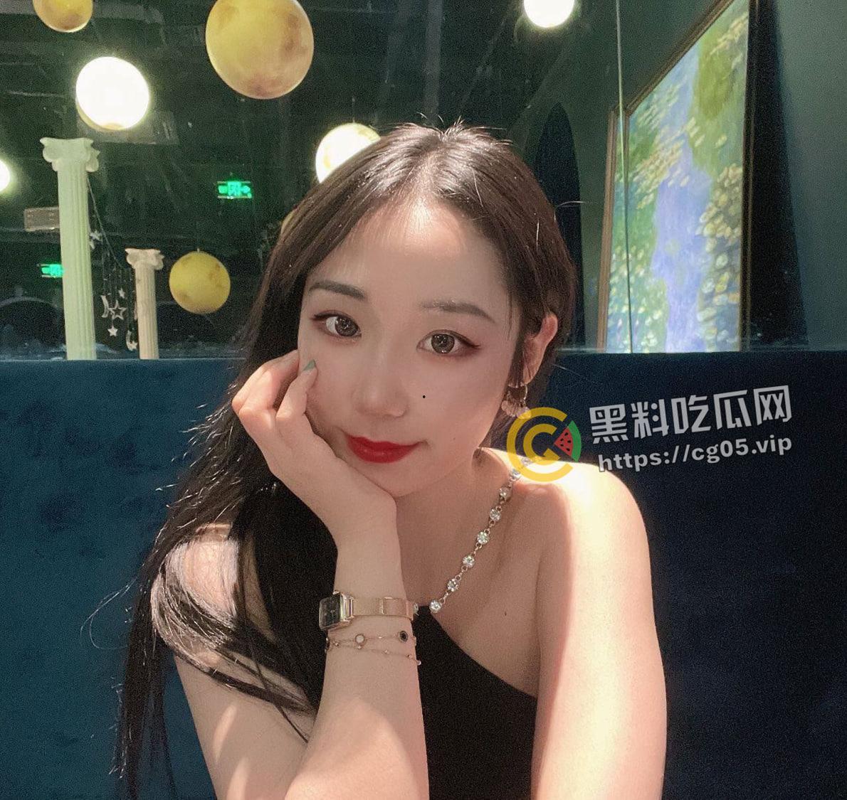 安徽大学情侣租客 美女反差婊女友和房东偷吃 这房东有钱赚 有逼日 太爽了-1