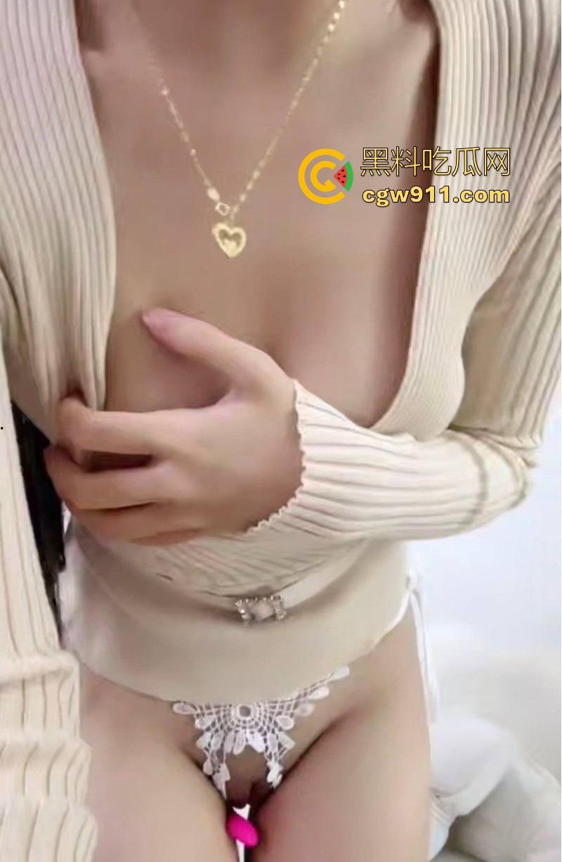 高颜值反差嫩妹【ovo曼曼】化身欲女点燃屏幕，纤手揉捏美乳，扭腰晃臀边跳边脱，每一帧都勾魂摄魄！-5