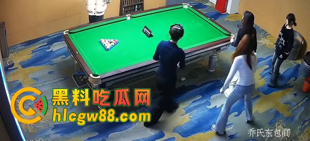 有钱人的快乐我们想象不到，陪玩8连发包厢猫抓人，1W充卡一杆球没打，全程不打球只玩女的！-13