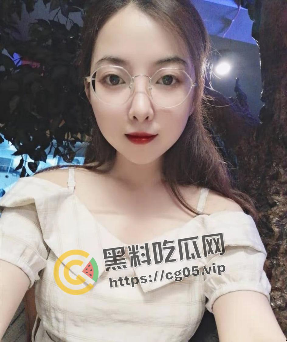 福州时代中学女老师和光头教导主任学校偷情 楼道里来一发 还玩婚纱cos 中学都要身体上位了吗-2