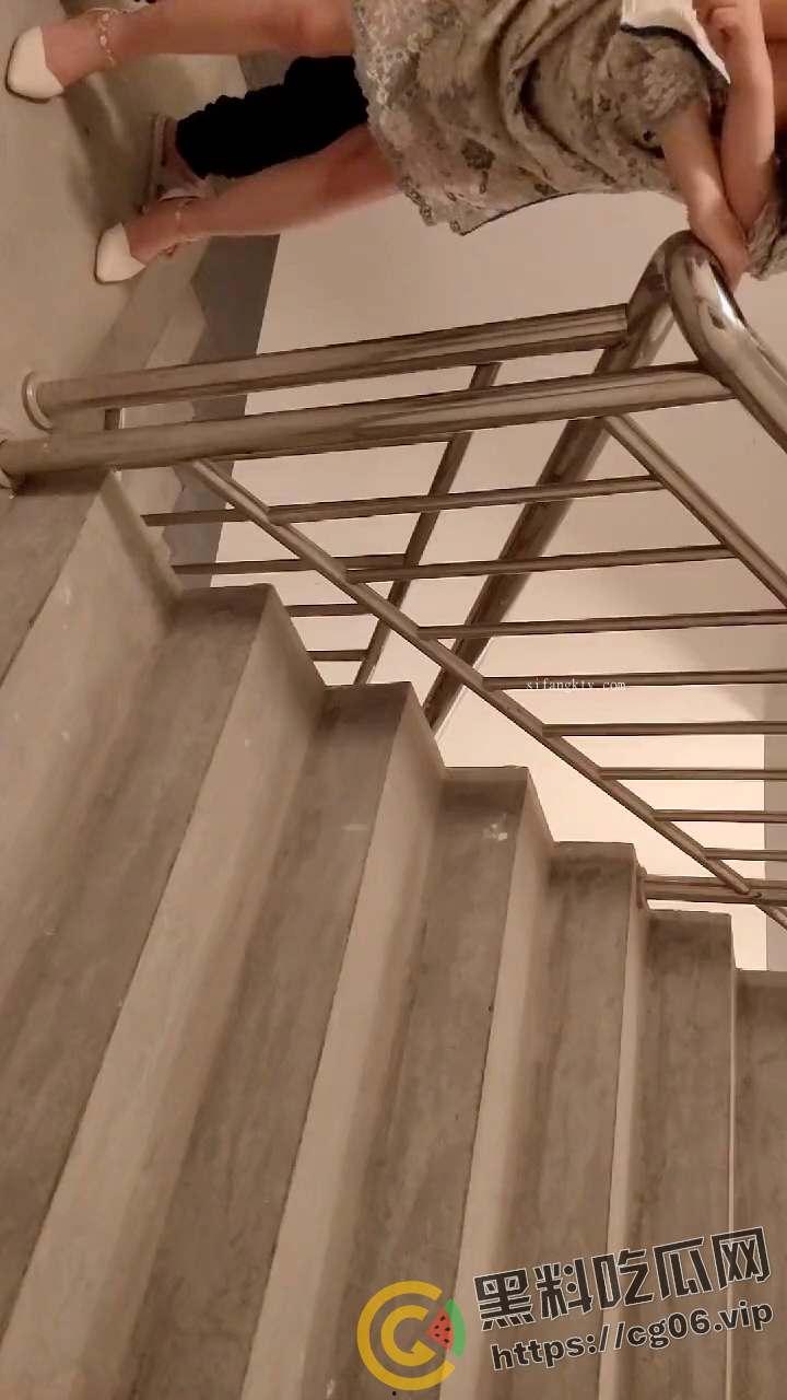 福州时代中学女老师和光头教导主任学校偷情 楼道里来一发 还玩婚纱cos 中学都要身体上位了吗-7