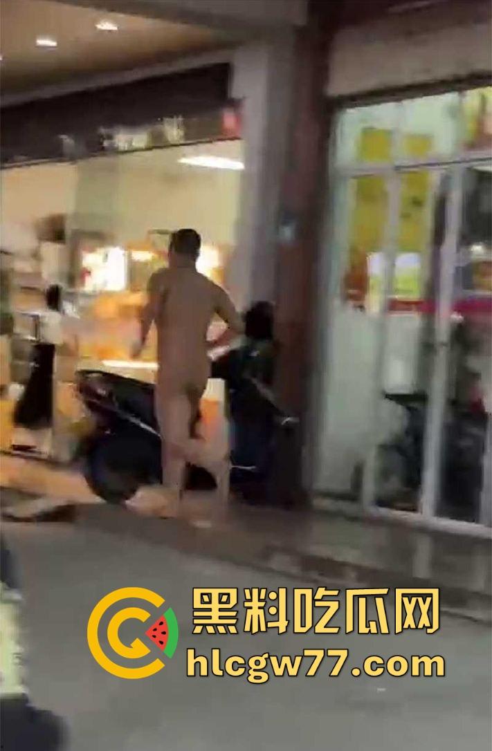 广东揭阳市中心街头惊现男子裸奔，这天气大哥不冷吗？看起来精神不正常-6
