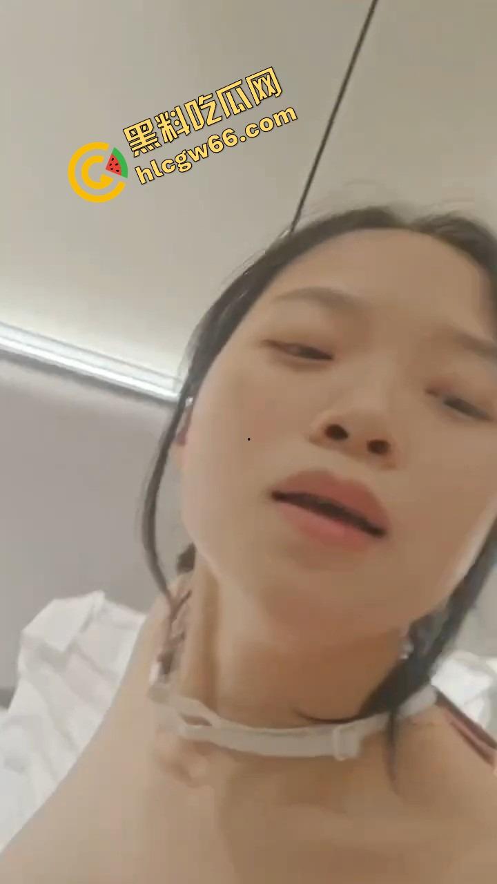 大四骚货『刘鑫穿』JK制服自拍性爱全片流出，白虎嫩穴配巨乳口交，大学生就是会玩，操起来比处女还紧！-15