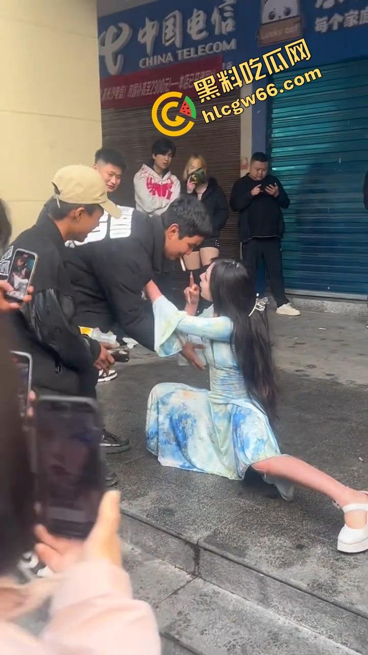 长沙解放西路嫩妹网红街头拍段子，结果路人上来对着大奶一顿狂抓，手顺势摸逼全场看傻？-12