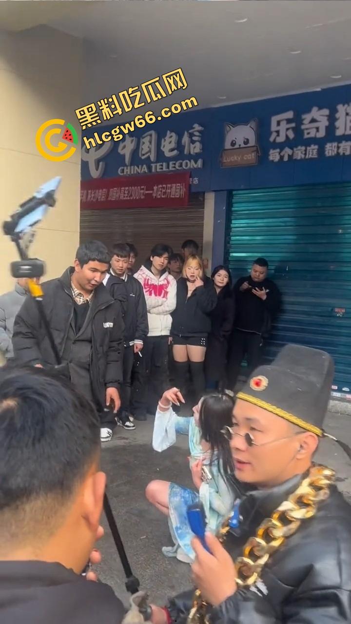 长沙解放西路嫩妹网红街头拍段子，结果路人上来对着大奶一顿狂抓，手顺势摸逼全场看傻？-16