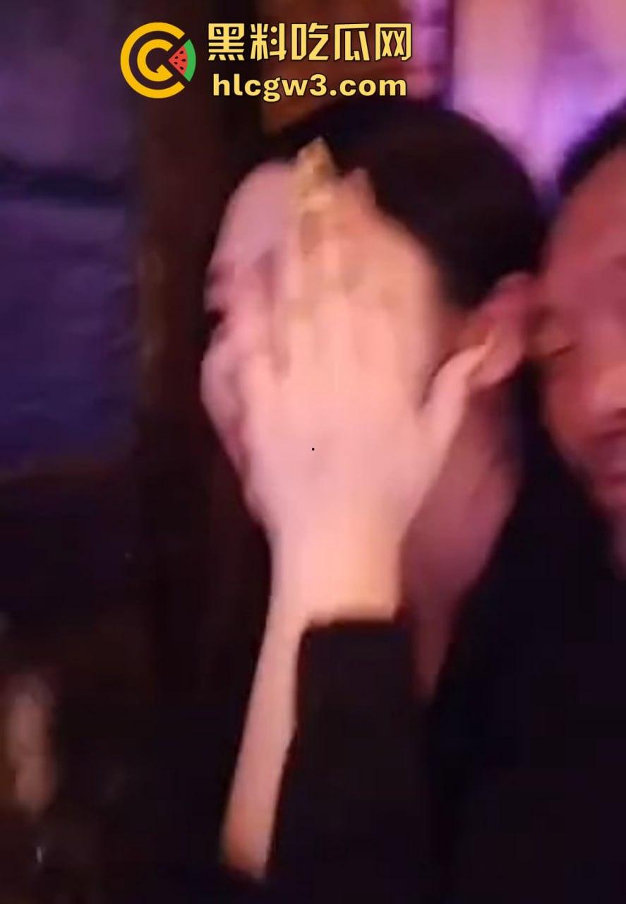 六旬大爷酒吧撩妹成传奇 老牛啃嫩草不落牙，天天换妹打啵亲到腿软 60岁活成20岁的模样！-1