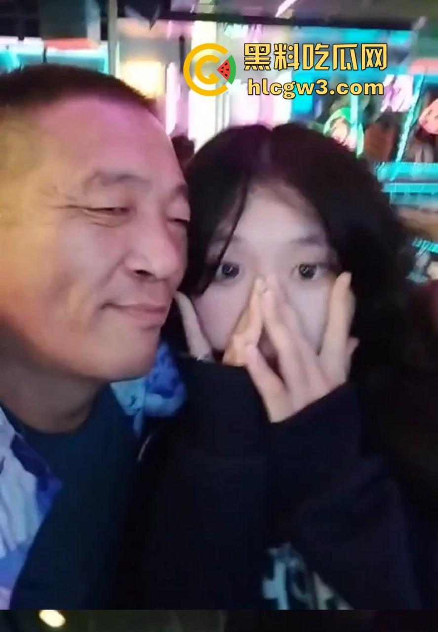 六旬大爷酒吧撩妹成传奇 老牛啃嫩草不落牙，天天换妹打啵亲到腿软 60岁活成20岁的模样！-2