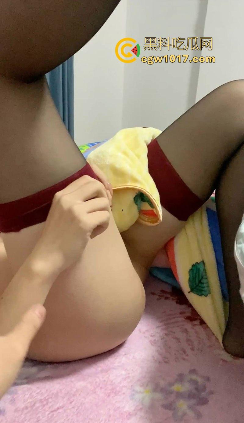 网恋奔现邂逅吞精小妖精【江奕恩】从线上甜蜜到线下开战一步步调教，穿吊带黑丝戴项圈，各种姿势玩到高潮迭起！-11