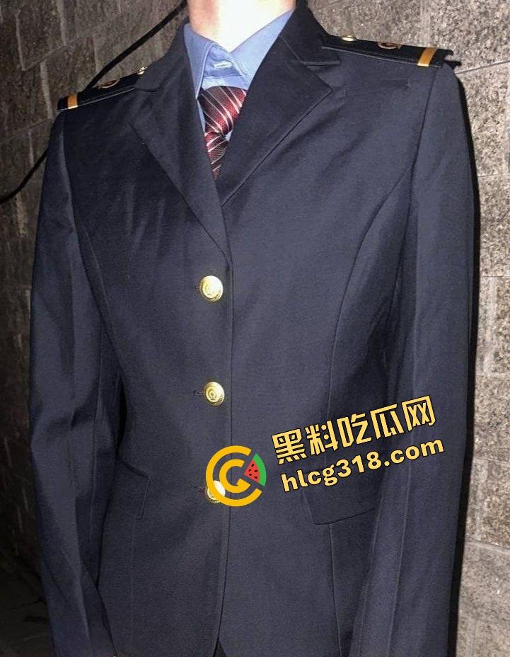 列车员姐姐下班就急着要，制服还没脱就在办公室楼道开操，裙子撩到腰上逼水顺着丝袜滴！-4