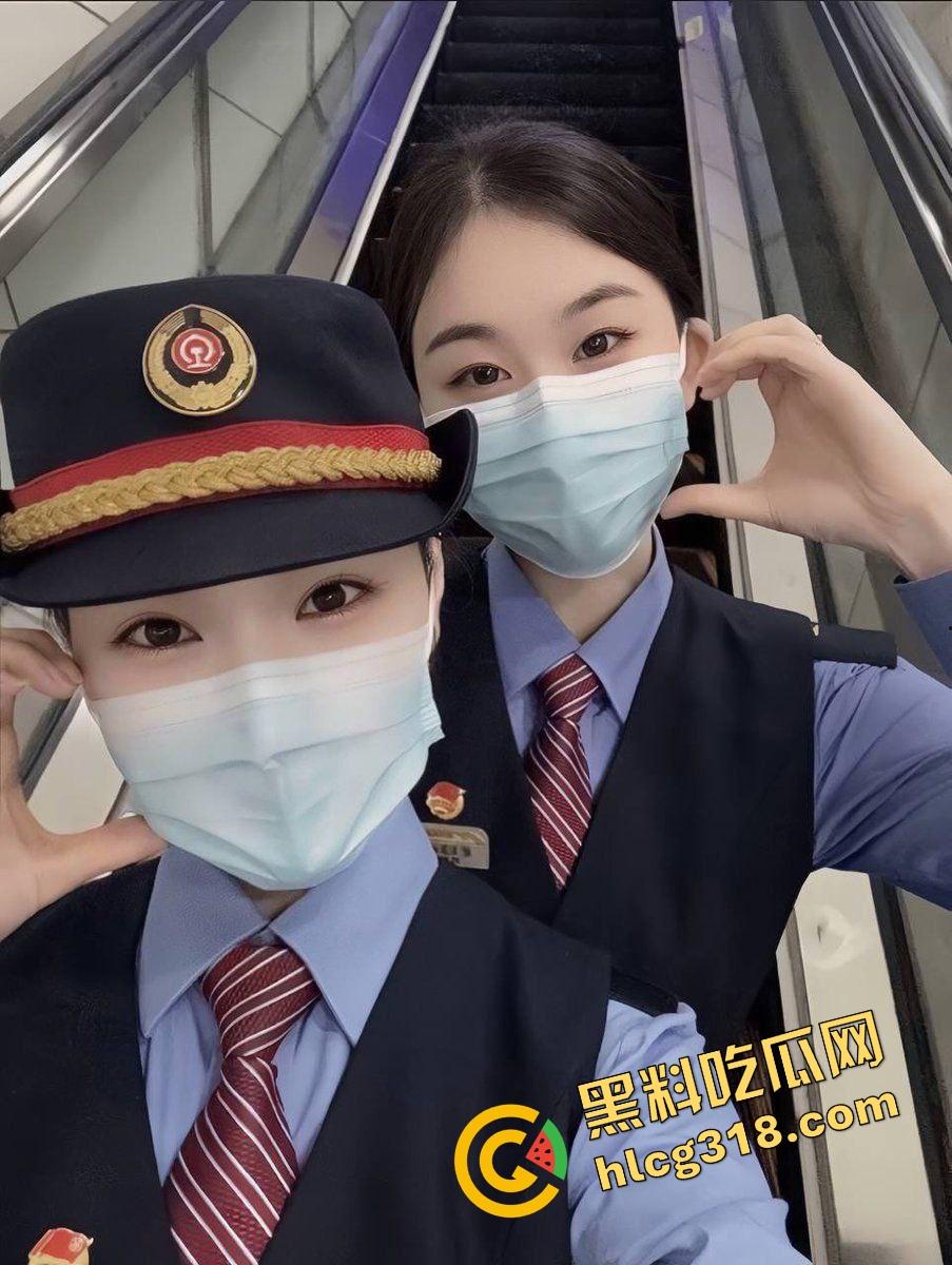 列车员姐姐下班就急着要，制服还没脱就在办公室楼道开操，裙子撩到腰上逼水顺着丝袜滴！-5