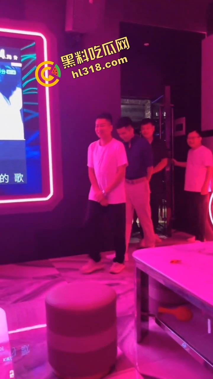 富婆KTV男模选秀，台上一群丑男只要带个鸡巴就能上，富婆有钱也不挑，瓜友们质量都比他们强太多！-1