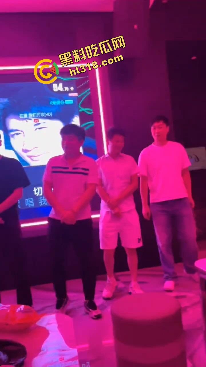 富婆KTV男模选秀，台上一群丑男只要带个鸡巴就能上，富婆有钱也不挑，瓜友们质量都比他们强太多！-2