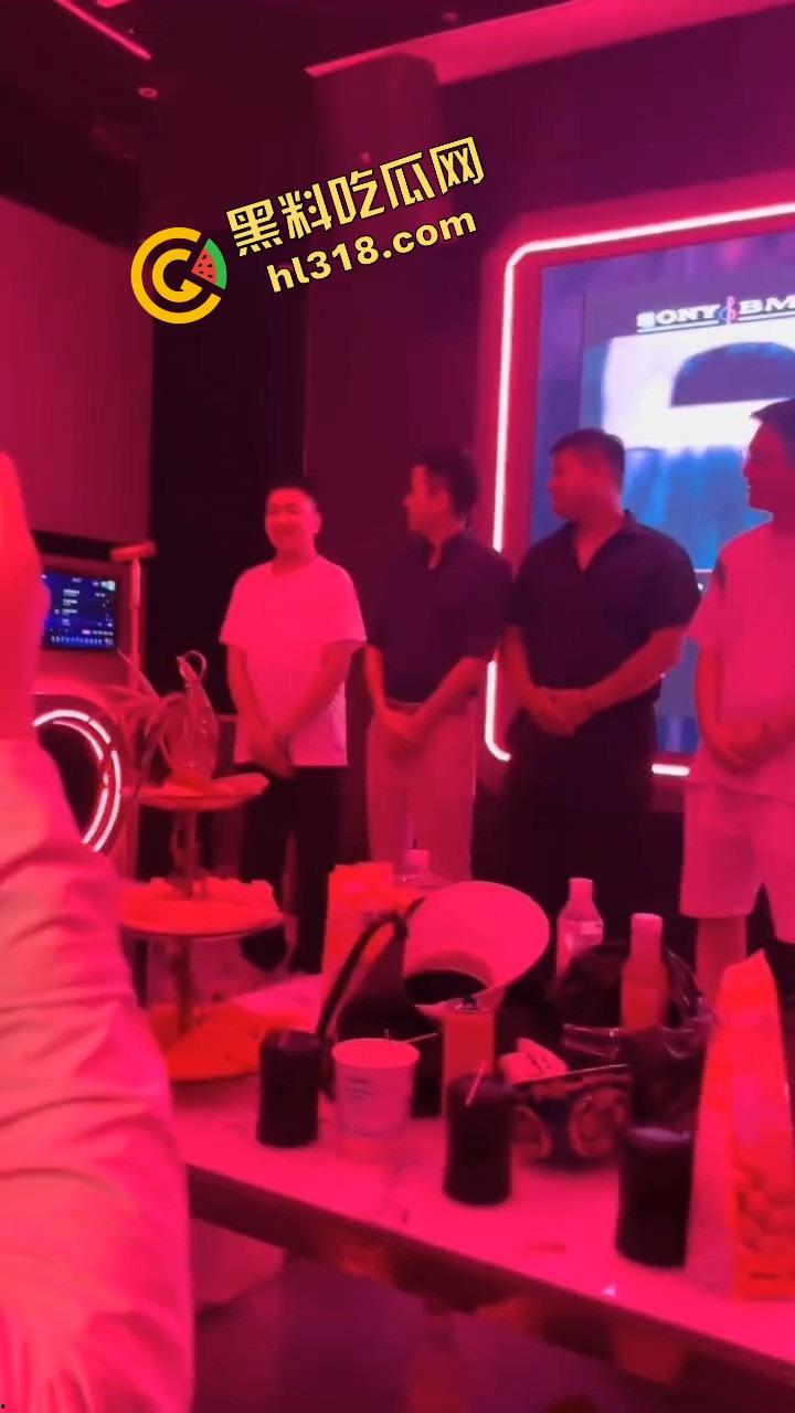 富婆KTV男模选秀，台上一群丑男只要带个鸡巴就能上，富婆有钱也不挑，瓜友们质量都比他们强太多！-3