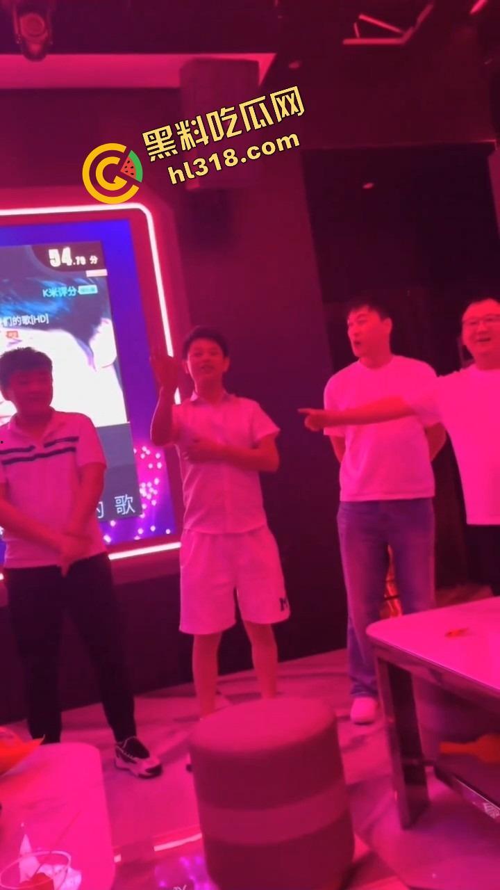 富婆KTV男模选秀，台上一群丑男只要带个鸡巴就能上，富婆有钱也不挑，瓜友们质量都比他们强太多！-4