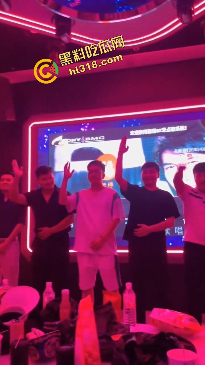 富婆KTV男模选秀，台上一群丑男只要带个鸡巴就能上，富婆有钱也不挑，瓜友们质量都比他们强太多！-5