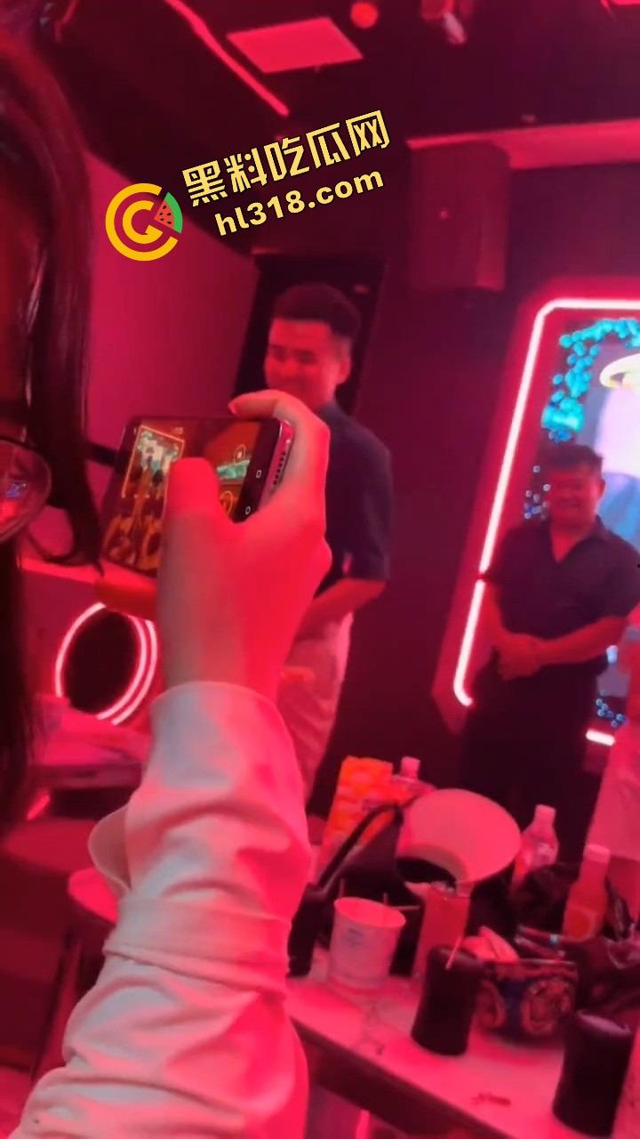 富婆KTV男模选秀，台上一群丑男只要带个鸡巴就能上，富婆有钱也不挑，瓜友们质量都比他们强太多！-6