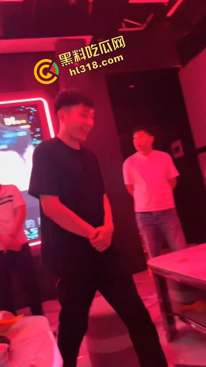 富婆KTV男模选秀，台上一群丑男只要带个鸡巴就能上，富婆有钱也不挑，瓜友们质量都比他们强太多！-7