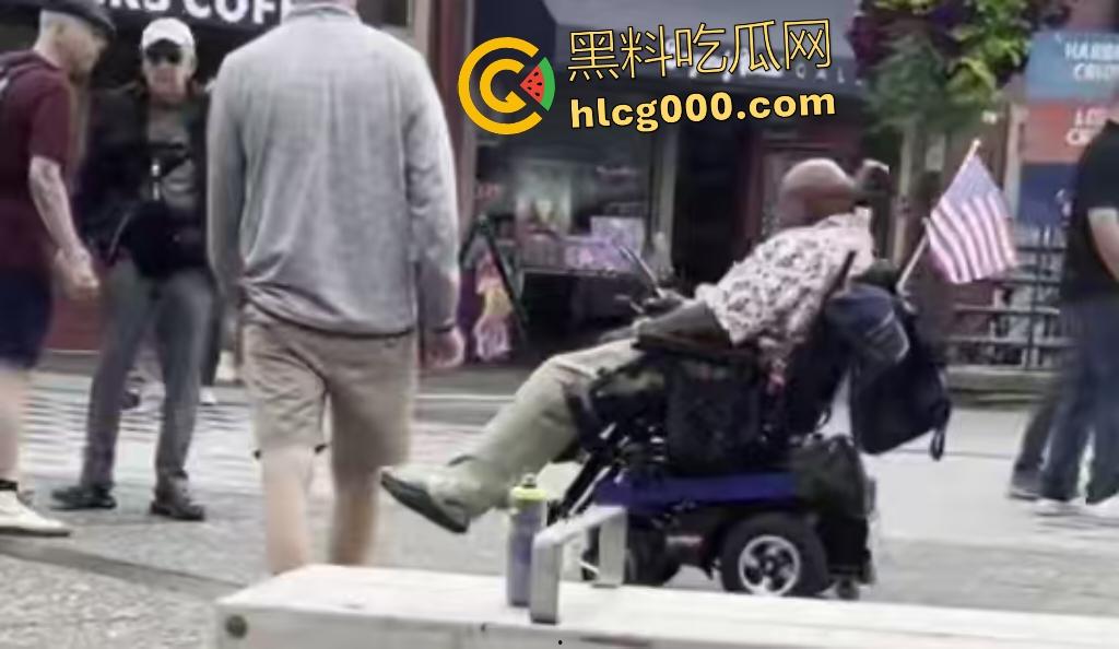 西雅图街头轮椅男持刀挑衅，谁料对方竟有手枪，直接被突突，血溅阿拉斯加路！-1